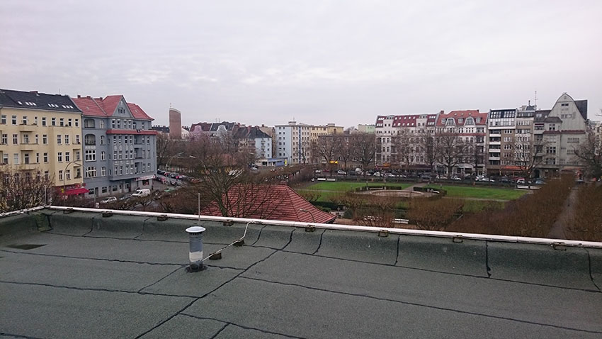 Blick vom Bürogebäude auf den Mierendorffplatz. (c) ROOF WATER-FARM, Foto: Grit Bürgow