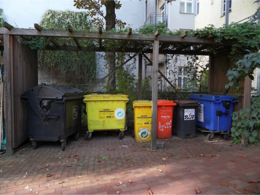 Häusliche Abfälle sind eine Ressource, die im Gebäude getrennt zu erfassen sind! Das kommunale Abfallaufkommen in Deutschland 2011 betrug 597 kg/P/a. In Deutschland, Österreich und Belgien wurden mehr als 50% der Haushaltsabfälle recycelt oder kompostiert. Foto: Erwin Nolde